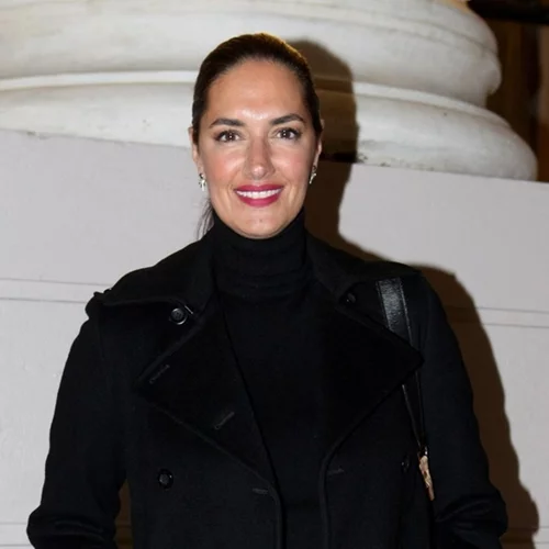 Βαρέθηκες το μαύρο παλτό; Η Νόνη Δούνια φόρεσε το πανωφόρι που ταιριάζει με κάθε look