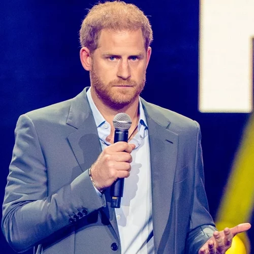 "Σπάει" τη σιωπή του ο πρίγκιπας Harry για τον καρκίνο του βασιλιά Καρόλου