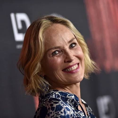 Η Sharon Stone ποζάρει στα 63 της με κίτρινο μπικίνι & μας θυμίζει γιατί έχει υπάρξει "sex symbol"