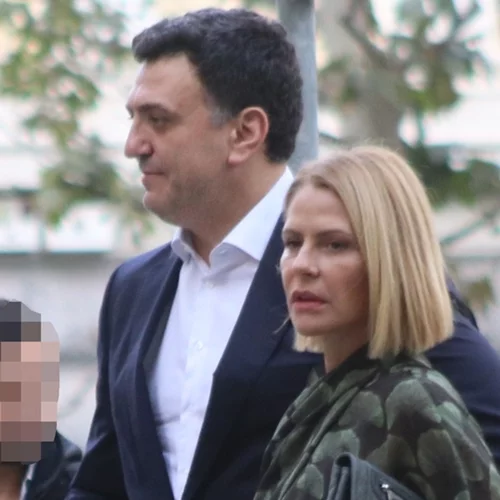 Η εγκυμονούσα Τζένη Μπαλατσινού με λευκή δημιουργία στο Ζάππειο