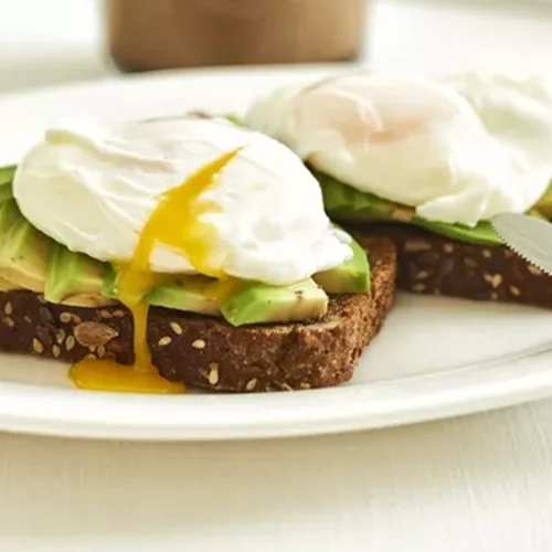 Αβοκάντο με αυγό | Γιατί είναι ο ιδανικός συνδυασμός για ένα απόλυτα υγιεινό πρωινό;