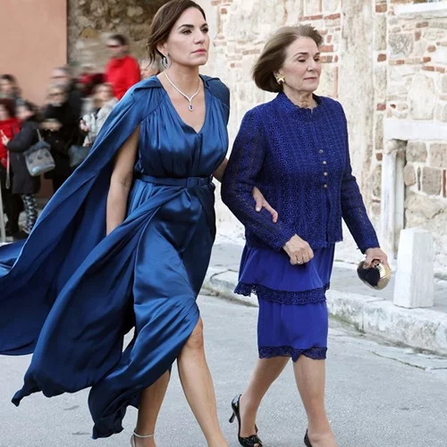 Όλγα Κεφαλογιάννη | Με royal blue σατέν φόρεμα στον γάμο του Νικόλαου Ντε Γκρες και της Χρυσής Βαρδινογιάννη