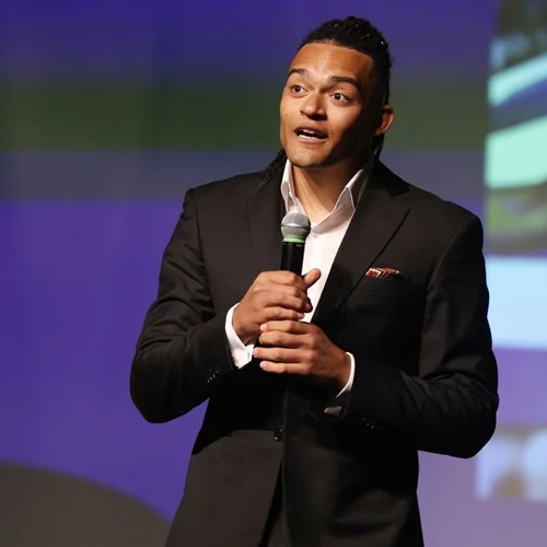 Εμμανουήλ Καραλής | "Για κάποια παιδιά στο σχολείο εγώ και η αδερφή μου ήμασταν απλώς τα μαυράκια"