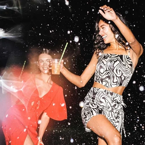 Ετοιμάζεις βαλίτσα; Βρήκαμε τα απαραίτητα των διακοπών για day to night outfits στην Pink Woman