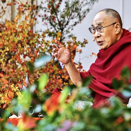 Σάλος με τον Δαλάι Λάμα | Φίλησε ένα αγοράκι στο στόμα και του ζήτησε να του ρουφήξει τη γλώσσα "για πλάκα"