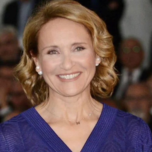 Ψάχνεις ένα καλοκαιρινό στιλ παπουτσιών που να ταιριάζει με τα πάντα; Η Μάρα Ζαχαρέα φόρεσε το κατάλληλο