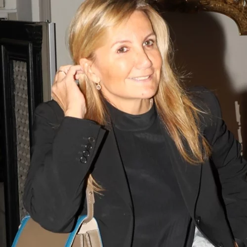 Η εμφάνιση της Μαρέβας Μητσοτάκη με το πιο δημοφιλές παντελόνι στη μόδα του 2022