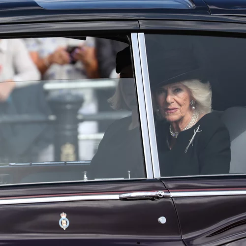 "Πάντα θα θυμάμαι το χαμόγελό της και τα όμορφα, μπλε μάτια της" | Το αντίο της Καμίλα προς τη βασίλισσα Ελισάβετ