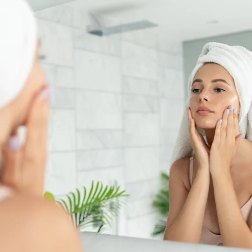 Έχεις καφέ κηλίδες; Βρήκαμε τη skincare σειρά που θα λατρέψεις