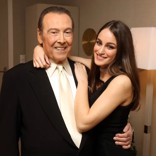 Μικρό κοριτσάκι στην αγκαλιά του μπαμπά της | Η Μαρία Βοσκοπούλου σε μια σπάνια φωτογραφία με τον πατέρα της, Τόλη Βοσκόπουλο