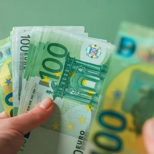 Ιδιωτικοί υπάλληλοι στην Ελλάδα | Tι μισθό παίρνουν και πόσες ώρες δουλεύουν