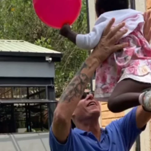 Τέταρτη φορά μπαμπάς | Η Χριστίνα Κοντοβά φωτογραφίζει τον Τζώνη Καλημέρη με τη μικρή Ada