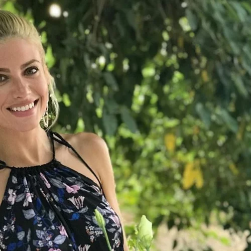 Ευαγγελία Αραβανή | Σε πολυτελές ξενοδοχείο δύο μήνες μετά τη γέννηση του γιου της