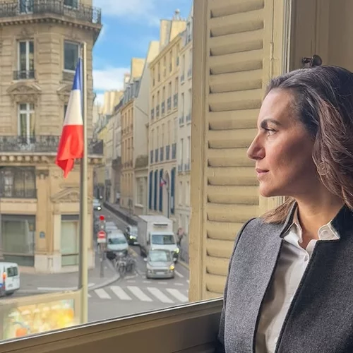 Όλγα Κεφαλογιάννη | Με βελούδινο πανωφόρι στους δρόμους του Παρισιού