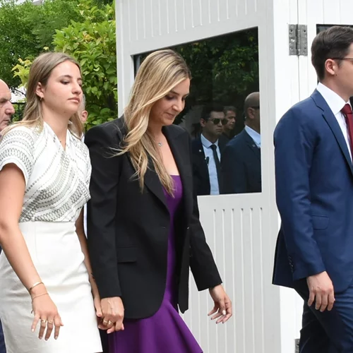 Δάφνη και Σοφία Μητσοτάκη | Τα outfits που φόρεσαν στην ορκωμοσία του Κυριάκου Μητσοτάκη