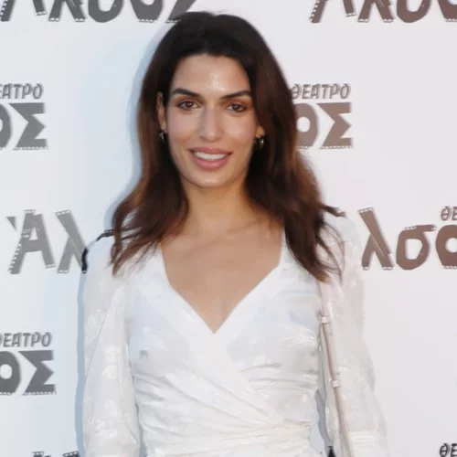 Τόνια Σωτηροπούλου | Φόρεσε ένα mini μαύρο φόρεμα όπως όλες οι Παριζιάνες