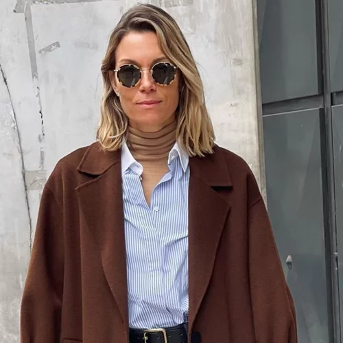 Η Βίκυ Καγιά με καρό σακάκι και τζιν παντελόνι σε ένα casual look που μπορείς να αντιγράψεις