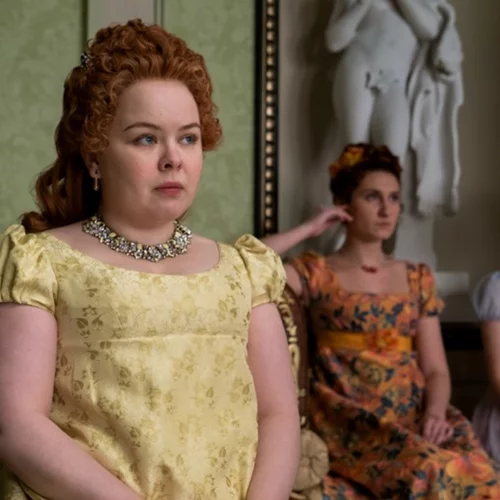 Bridgerton | Η Nicola Coughlan τραυμάτισε κατά λάθος μία συμπρωταγωνίστριά της την πρώτη μέρα