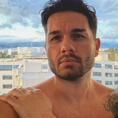 Ο Χρήστος Μάστορας στο μοντέρνο εργένικο σπίτι του | Οι πολύχρωμες λεπτομέρειες & η θέα σε όλη την Αθήνα