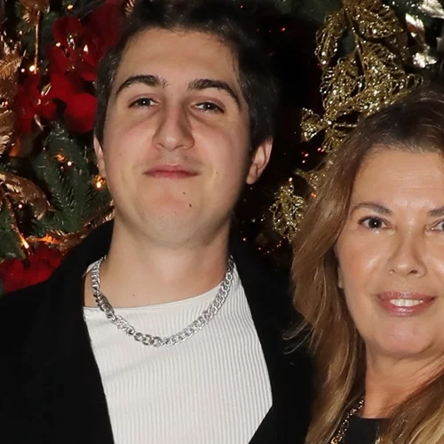 Η Σοφία Αλιμπέρτη αγαπάει τη μονοχρωμία | Η εμφάνιση με total black συνολο