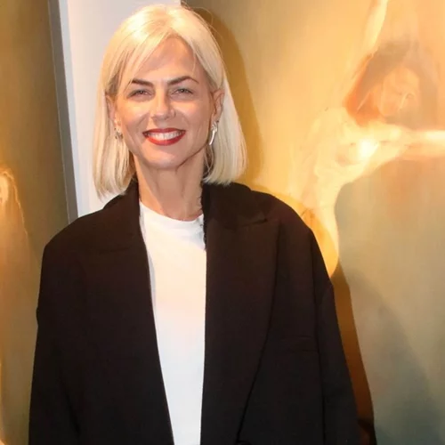 Με φούστα ή κοστούμι | Οι εμφανίσεις της Χριστίνας Κοντοβά που αποδεικνύουν πως τα λευκά sneakers ταιριάζουν με τα πάντα