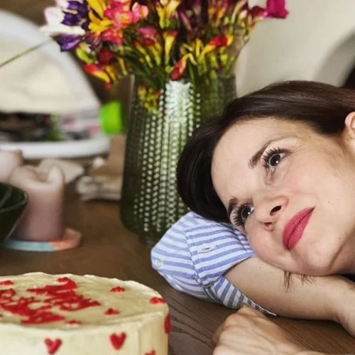 Η Ευγενία Δημητροπούλου στη vintage κουζίνα της