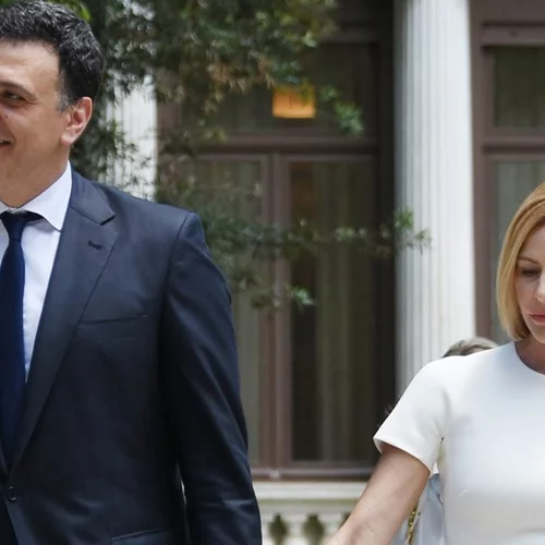 Τζένη Μπαλατσινού & Βασίλης Κικίλιας | Παραμύθια στον γιο τους Παναγιώτη - Αντώνιο στην Πάτμο