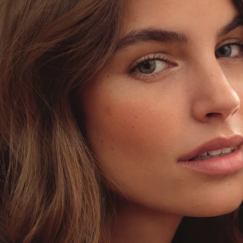 5 μυστικά των influencers για λαμπερά μαλλιά ακόμα και μετά τις διακοπές