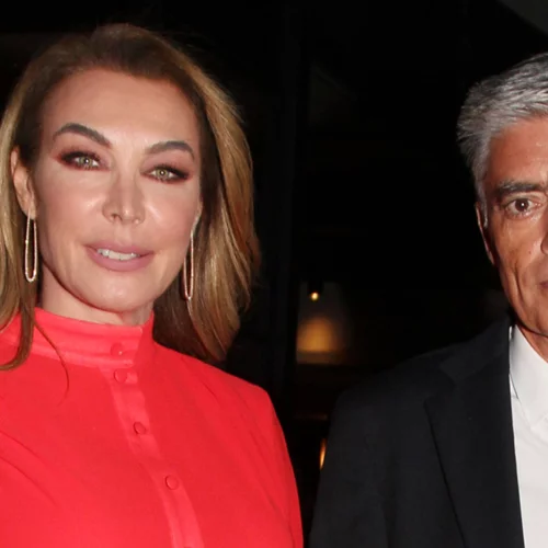 Τατιάνα Στεφανίδου και Νίκος Ευαγγελάτος πιασμένοι χέρι χέρι στις Σπέτσες