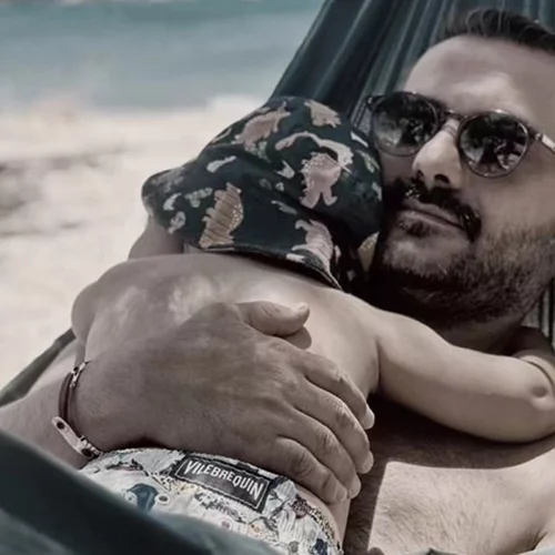 Ο Λεωνίδας Κουτσόπουλος φωτογραφίζει τον γιο του δίπλα στο ποτάμι