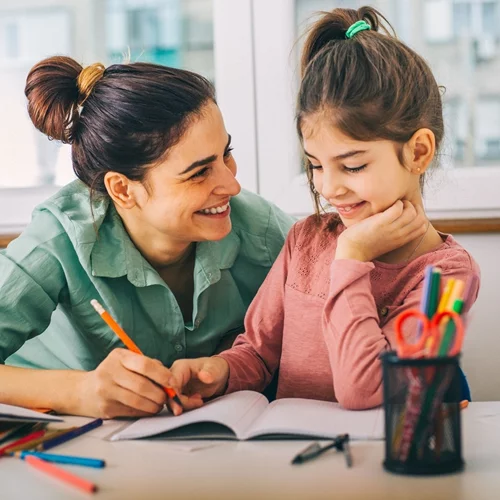 Πώς βοηθάμε ένα παιδί να "θέλει" να διαβάσει τα μαθήματά του (κι όχι να "πρέπει");