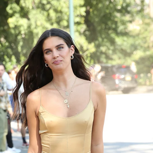 Αυτό είναι το πολυτελές χρώμα μαλλιών για μελαχρινές που κάνει κάθε εμφάνιση να δείχνει "ακριβή"