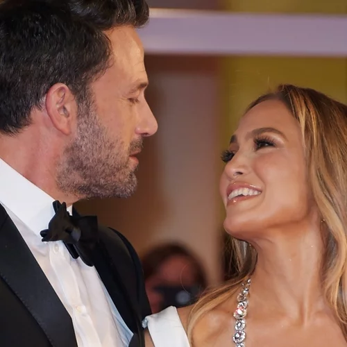 Νύφη μετά τα 50 | Το υποδειγματικό beauty look της Jennifer Lopez στο γάμο της με τον Ben Affleck