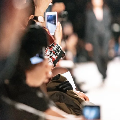 Μια διαδηλώτρια εισέβαλε στην επίδειξη μόδας του Louis Vuitton στο Παρίσι