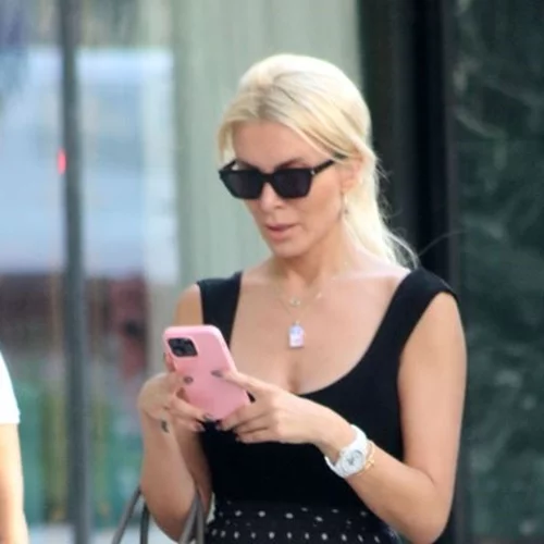 Η Κατερίνα Καινούργιου με μεσογειακό ταπεραμέντο στο κέντρο της Αθήνας | Η πουά φούστα της