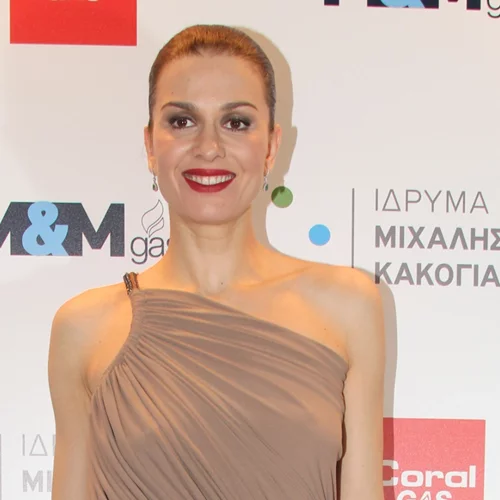 Τρία σύνολα της Τζίνας Αλιμόνου που αξίζει να αντιγράψεις την άνοιξη