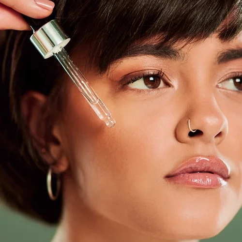 Οι 5 καλύτεροι οροί προσώπου με βιταμίνη C που θα βρεις στο φαρμακείο της γειτονιάς σου