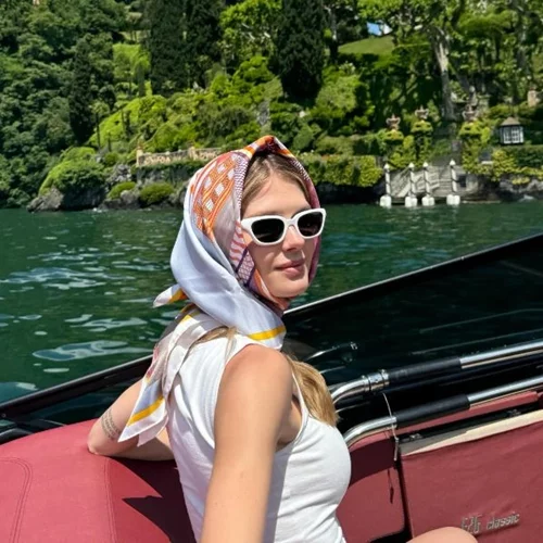 Αμαλία Κωστοπούλου | Με σούπερ μίνι φούστα στη λίμνη Κόμο - Φόρεσε το print της σεζόν