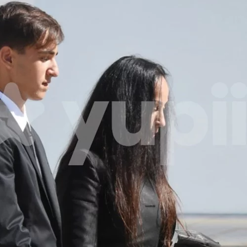 Η Βίκυ Σταμάτη με τον γιο της σε σπάνια εμφάνιση στο μνημόσυνο του Άκη Τσοχατζόπουλου