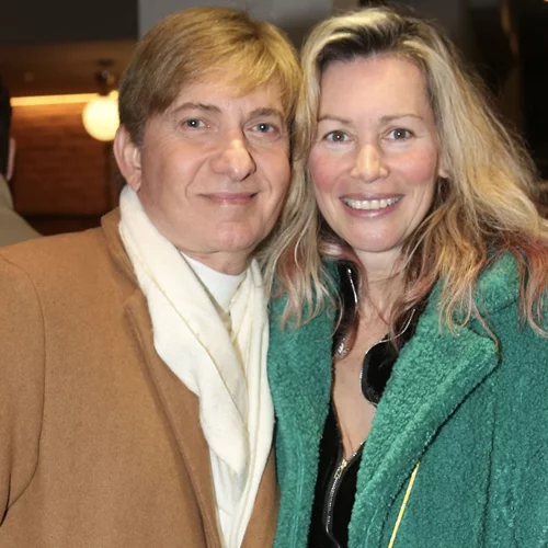 Όπως δεν την έχουμε ξαναδεί | Η ανατρεπτική εμφάνιση της Άριελ Κωνσταντινίδη σε θεατρική πρεμιέρα