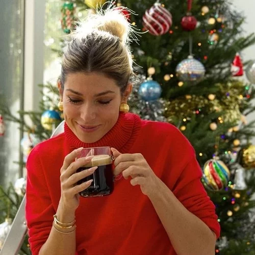 Βάσια Κωσταρά | Το "so 90s" χριστουγεννιάτικο δέντρο της