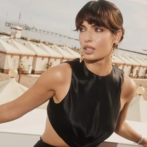 Τόνια Σωτηροπούλου | Με French bangs και messy bun στο κόκκινο χαλί του Φεστιβάλ Βενετίας