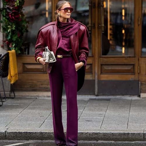 5 μπορντό denim παντελόνια από τη Mango ιδανικά γι' αυτή την εποχή