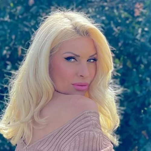 "Ήλιε μου" | Η Ελένη Μενεγάκη ποζάρει στον κήπο του σπιτιού της