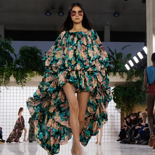 Οι πέντε τάσεις της μόδας στα φορέματα που θα μας απασχολήσουν τη σεζόν Άνοιξη/Καλοκαίρι 2025