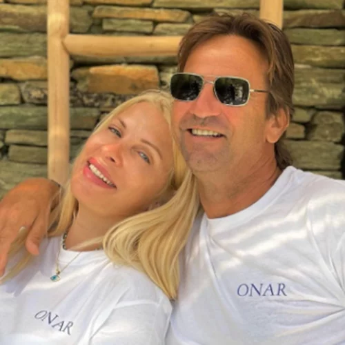 Ελένη Μενεγάκη - Ματέο Παντζόπουλος | Ποζάρουν με την κατάξανθη κόρη τους στην Άνδρο (pics)