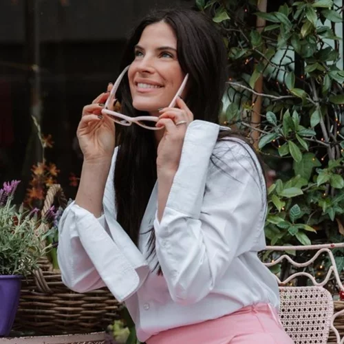 Η Χριστίνα Μπόμπα φόρεσε ένα ροζ δαντελένιο καλσόν όπως όλα τα style icons