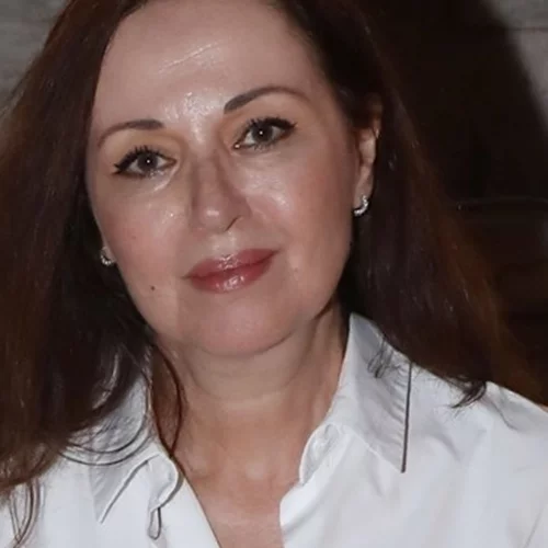 16 χρόνια πριν | H καλλονή Κοραλία Καράντη δίπλα στον Γιώργο Λιάνη με το αμφιλεγόμενο αξεσουάρ που είναι και πάλι τάση