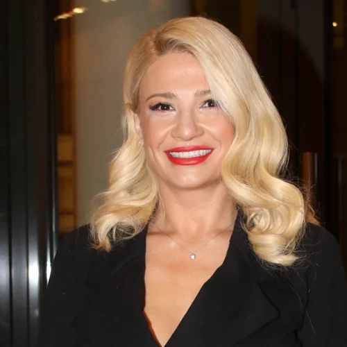 Πώς θα υιοθετήσεις το preppy look σύμφωνα με τη Φαίη Σκορδά