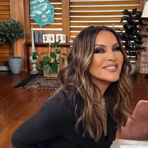 Ναταλία Γερμανού | Η εμφάνιση με κοστούμι στην απόχρωση που πρέπει να έχεις οπωσδήποτε στη συλλογή σου